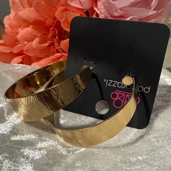 🌸Final price🌸paparazzi Shimmering Gold Textured Hoop Earrings - Picture 2 of 3